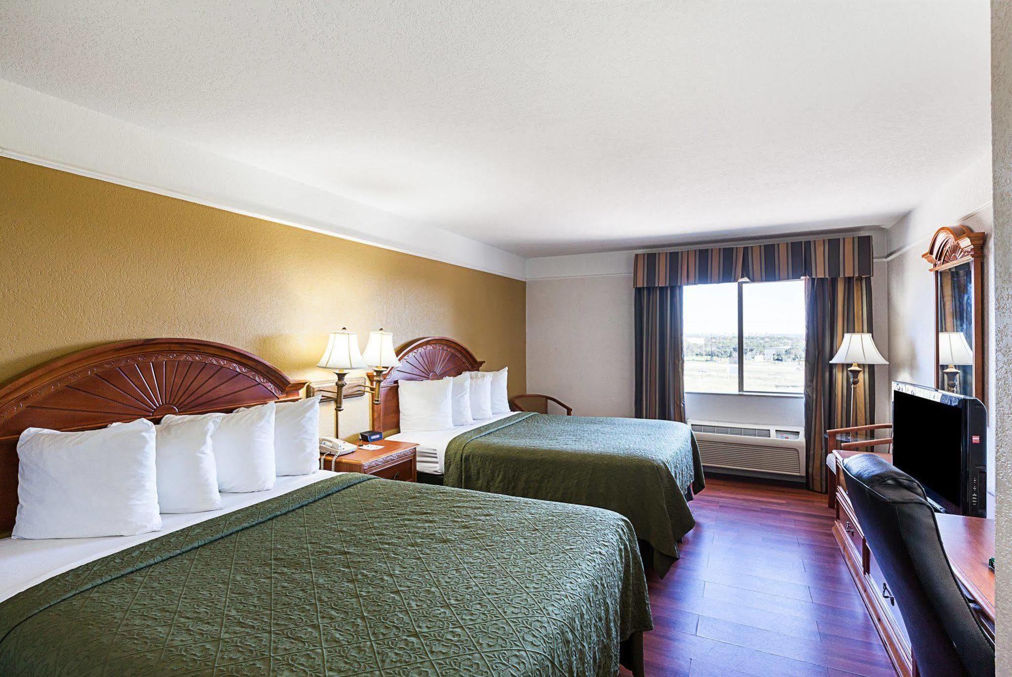 Quality Inn & Suites Seaworld North San Antonio Bagian luar foto